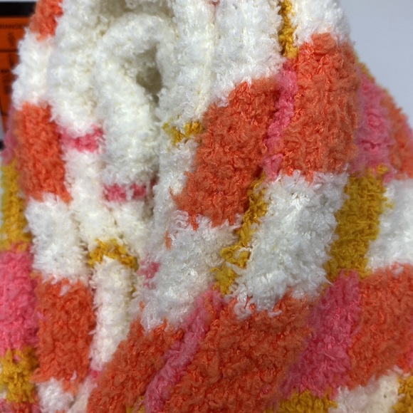 Set of 2 Winnie the Pooh socks NWT! Fuzzy, Fits womens shoe size 4-10 - Picture 11 of 12